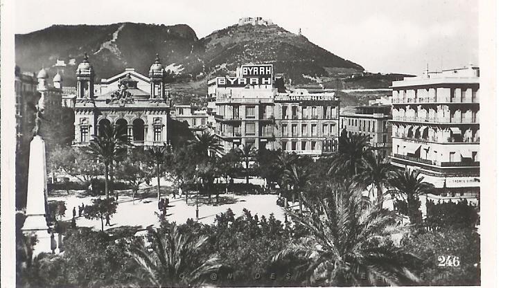 Place du Mal Foch avec theatre et colline de Santa Cruz.jpg
